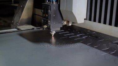 Yüksek hassasiyetli Cnc lazer kesim sac. Yüksek hassasiyetli parçaları almak için modern teknolojiler sağlar. Verimli ve muafiyet olmadan programlanabilir makineleri çalıştırmak