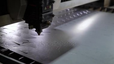 Endüstriyel lazer kesici ile kıvılcım. Metal sıcaklığı büyük bir parça yardımı ile programlanmış robot kafa keser. Modern makine kalite ve verimliliği artırır.