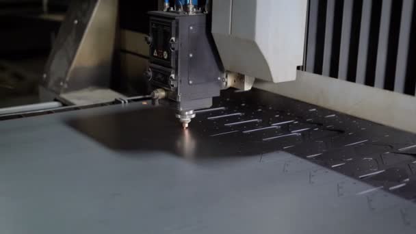 Haute précision CNC découpe laser feuille de métal. Les technologies modernes permettent de recevoir des pièces de haute précision. Les machines programmables fonctionnent efficacement et sans l'exemption — Video