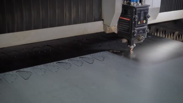 Industriële laser cutter met vonken. De geprogrammeerde robot hoofd snijdt met behulp van een groot vel metalen temperatuur. Moderne machine verbetert de kwaliteit en productiviteit. — Stockvideo