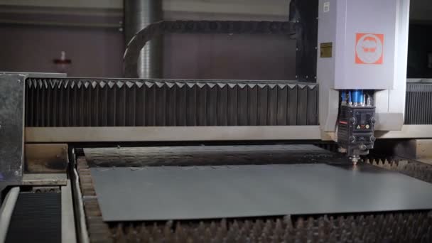 Folha de metal de corte CNC de alta precisão. As tecnologias modernas permitem receber peças de alta precisão. As máquinas programáveis funcionam de forma eficiente e sem a isenção — Vídeo de Stock