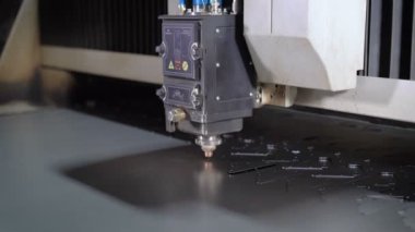 Endüstriyel lazer kesici ile kıvılcım. Metal sıcaklığı büyük bir parça yardımı ile programlanmış robot kafa keser. Modern makine kalite ve verimliliği artırır.