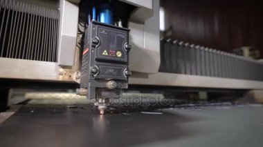 Endüstriyel lazer kesici ile kıvılcım. Metal sıcaklığı büyük bir parça yardımı ile programlanmış robot kafa keser. Modern makine kalite ve verimliliği artırır.