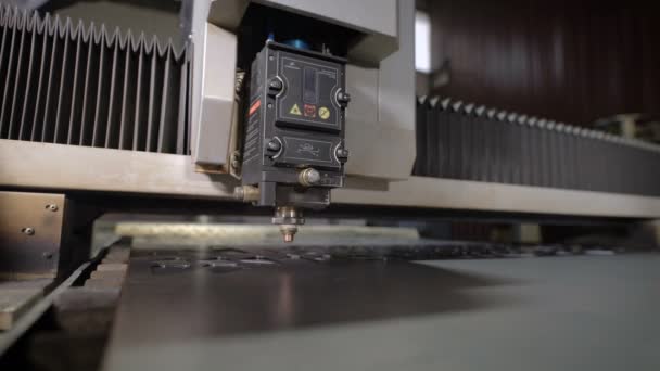 Folha de metal de corte CNC de alta precisão. As tecnologias modernas permitem receber peças de alta precisão. As máquinas programáveis funcionam de forma eficiente e sem a isenção — Vídeo de Stock