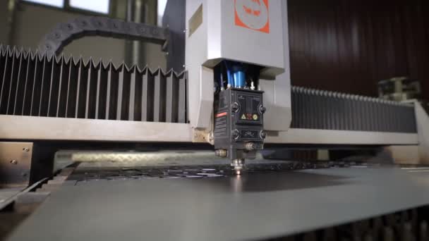 Hoja de metal de corte por láser CNC de alta precisión. Las tecnologías modernas permiten recibir piezas de alta precisión. Las máquinas programables funcionan de manera eficiente y sin la exención — Vídeo de stock