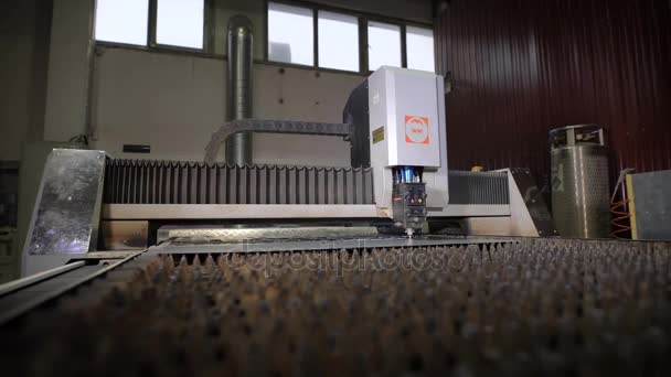 Taglierina laser industriale con scintille. La testa del robot programmata taglia con l'aiuto di un enorme foglio di temperatura metallica. La macchina moderna migliora qualità e produttività . — Video Stock