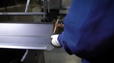 Mekanize el metal izdeliy için Punta kaynak kullanarak çalışır. Bir metal, onun görev nokta kaynağı ile bir fabrikada çalışan ve lehimleme Muzhchina.