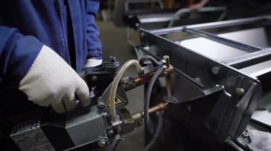 Mekanize el metal izdeliy için Punta kaynak kullanarak çalışır. Bir metal, onun görev nokta kaynağı ile bir fabrikada çalışan ve lehimleme Muzhchina.