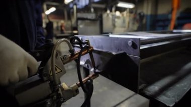 Mekanize el metal izdeliy için Punta kaynak kullanarak çalışır. Bir metal, onun görev nokta kaynağı ile bir fabrikada çalışan ve lehimleme Muzhchina.