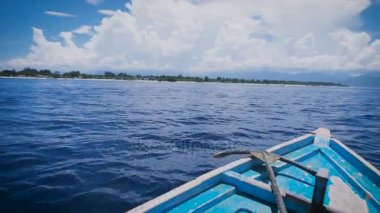 Metal çapa ile teknenin ön görünümünü hızla okyanusta mesafe içine hareket ediyor. Mavi tuzlu su ve beyaz bulut ile güzel gökyüzü.