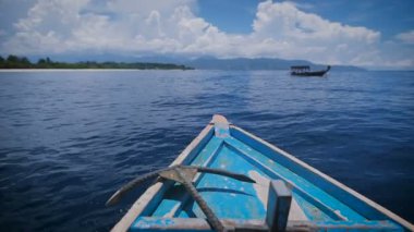 Metal çapa ile teknenin ön görünümünü hızla okyanusta mesafe içine hareket ediyor. Mavi tuzlu su ve beyaz bulut ile güzel gökyüzü. Yakın diğer Motorlu tekne yüzen.