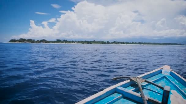 Ocean ön Bali. Båttur. Ung man i en båt på havet utflykter. Bedövande tydligt ocean, solsken året runt, paradise island - idyllisk bild. — Stockvideo