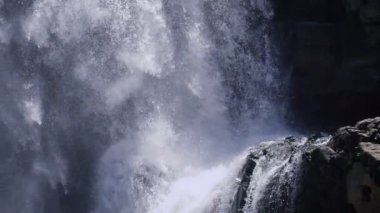 Bali Adası. Blemantung düşüyor. Canlı, güzel, büyü, gerçek. Falls hangi temizler, tedavi, dolgu enerji tükenmez bir vivifying akışı vardır.