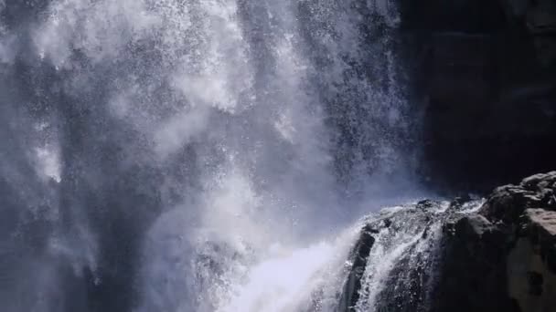 Bali Adası. Blemantung düşüyor. Canlı, güzel, büyü, gerçek. Falls hangi temizler, tedavi, dolgu enerji tükenmez bir vivifying akışı vardır. — Stok video