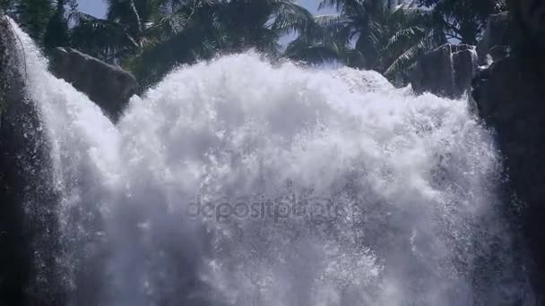 Aufregende Szene eines balinesischen Kataraktfalles mit starkem und brodelndem Abfluss vom Felsen. Wasserfall in der Höhle strömt von der Spitze des Hügels und sprudelt vor weißem Schaum. — Stockvideo