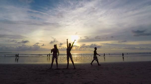 La revisión en el modo de repostería de varios días en el crepúsculo de la playa de la isla de Bali. Población. Tipos hermosos e inolvidables. Cronograma — Vídeo de stock