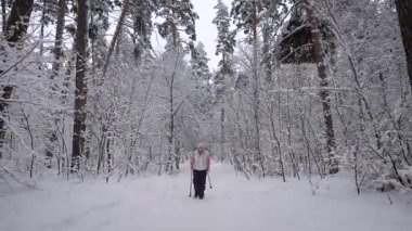 Ahşap. Gün kış orman. Yaşlı kadın yolda. Yaşlı sağlık devreye girer. Emekli bir hızlı İskandinav hızla eğitiyor. Saatler içinde ve sağlıklı yaşam tarzı olur.