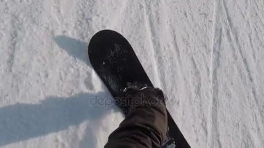 Biz adam snowboard görebilirsiniz. Biz sadece onun siyah Snowboard, gri çizme ve snowboard botları bağlamaları görebilirsiniz. O yan yana quiqly rides