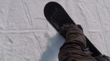 Kayak Merkezi. Snowboard. Atlet snowboard karda sürmek. Sağlıklı yaşam için sağlık destek çok önemlidir.