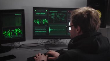 Kukuleta ile siyah bir ceket ciddi adam gözlüklü, bilgisayar başında oturuyor ve resmi kurumlar için yeni bir programı geliştiriyor. Genç programcı görevini yerine getirirken duruldu