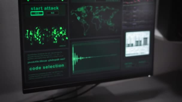 Um hacker experiente cria um programa para hackear o servidor bancário. Na tela é analisado um grande número de dados de computador necessários para o roubo na Internet . — Vídeo de Stock