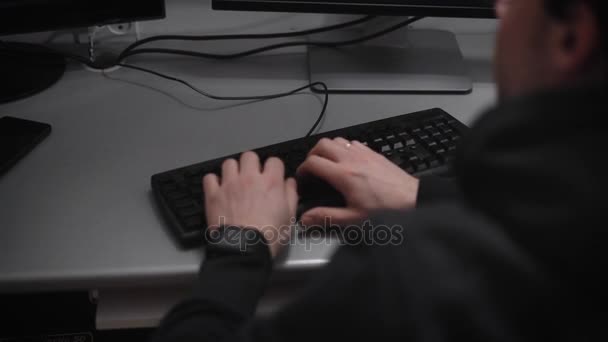 Belles mains mans avec une horloge noire tapant rapidement du texte, tapant différents caractères sur le clavier. Plus tard, en regardant l'ordinateur, nous apprenons que cet homme agent — Video