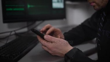 Masada oturan ve onun smartphone kullanarak Rus hacker kapatın. Erkek casus bilgisayar sistemi yardımıyla, onun cep telefonu kesmek ve ağ önemli veri dosya indirme.