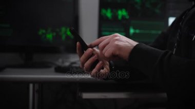 Hacker hızlı bir şekilde--dan bilgisayar perde smartphone içinde kodları girin. Monitör üzerinde arka planda büyük miktarda bilgi sistemleri E-hacking çeşitli analiz.