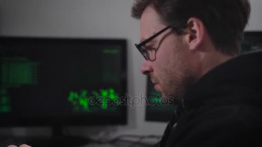 Hacker parola aynı ve verilere yetkisiz erişim elde etmek için onun aygıtı kullanarak kapatın. Erkek casus bilgisayar sistemi smartphone önemli veri dosya ağdan indirme yardımı ile kesmek.