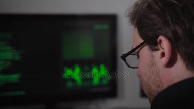 Bilgisayar monitörleri ile masada oturan ve klavye kullanarak parola aynı ve verilere yetkisiz erişim elde hacker kapatın. Casus bilgisayar sistem ayarı kötü amaçlı yazılımların kesmek olduğunu.