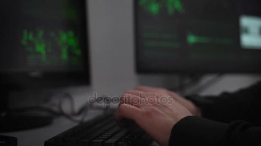 Çerçeveyi metin çok hızlı bir şekilde bilgisayar klavye üzerinde yazdırılır adam bir el ile başlar. Biz o zaman erkekler yüz hareketleri ahenkli