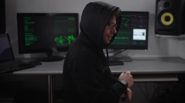 Ağ önemli veri dosya indirme kindar kukuletalı hacker portresi. Kırık adam güvenlik duvarı kameraya bakarak işlem sonu için veritabanı ve bekleyen yetkisiz erişim kazanmak için.