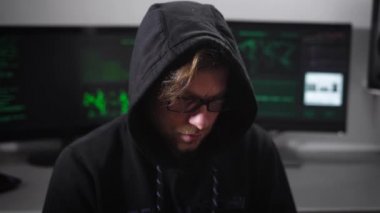 Kukuletalı biri onun smartphone kullanarak gözlük ile kapatın. Cyber casus ağ kesmek ve onun cellphone ile çalışma. Hacker önemli bilgilere yetkisiz erişim elde etmek çalışıyor.