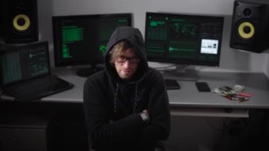 Hacker hakkında düşünüyor onun kesmek bilgisayar programı ve o zaman aniden monitör ekranına dönüp çalışmaya başlar. O siyah kapüşonlu giyiyor, hood kafasını gizler, ancak bazı patlama saç düşüyor.