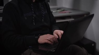 Bir dizüstü bilgisayarda genç hacker bir virüs programı banka sunucuda siber saldırılar için oluşturur. Karanlık ceketli adamı ve gözlük hızlı klavyede yazarak ve sonra sırıtır.