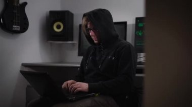Bir hacker siber-saldırı yeraltı bilgisayar odada hazırlanıyor. Bir adam hızlı bir hızda bilgi üstünde onun laptop girer. Üzerinde hacker saldırı hazırlıkları hakkında bilgi izler.