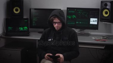 Kukuletalı hacker cyberattack yardımıyla, onun elinde tablet ağda yapma kapatın. Adam üstünde hızlı onun becerikli alet üstünde perde sistem Hack işlemi görmek için geri dönüş, yazarak.