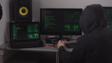 Kötü adam Hacker kazanç erişim banka hesaplarına bir kredi kartı müşteriler ve güçlü bir bilgisayar üzerinde özel yazılım. Uzaktan Internet üzerinden para çalmak.