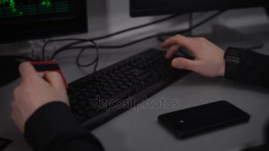 Profesyonel hacker fonlarına erişim kazanmak için özel bir casus yazılım plastik kredi kartı numarası girer. Hırsızlık kötü adamlar tarafından yazılım ve Internet üzerinden.