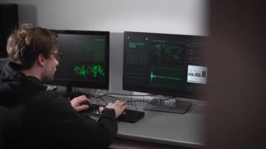 Program, kesmek için bir bilgisayar kodu klavyede girmeye çalışırken bir hacker gibi görünüyordu adam, ama o kızgın alamadım ve o darbelere, klavyenizdeki masanın üstüne atma