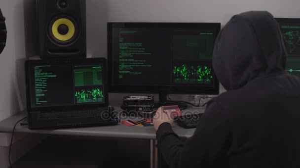 Villain Hacker obtient l'accès à des comptes bancaires en utilisant une carte de crédit clients et un logiciel spécial sur un ordinateur puissant. Voler de l'argent à distance via Internet . — Video