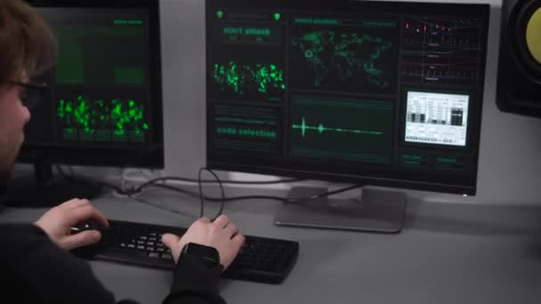 Bilgisayar odası. Adam kenarında. Hacker gergin eller klavye üzerinde alır. Adam doğru bilgi alabilirsiniz değil çok heyecanlı olduğunu. Masada, raflar dinamikleri üzerinde iki bilgisayar. — Stok video