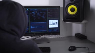 Hacker sunucuya bozma olabilir ve çok kızgın ve yumruklarını kazaya klavye. Başarılı siber saldırı genç bu uzmanları.