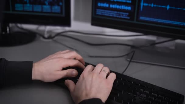 Close-up de mãos de hacker fazendo ciberataque na rede bancária. Homem digitando rápido no teclado tentando combinar senha e entrar no sistema. Mensagem sobre acesso negado apareceu na tela à frente de espião . — Vídeo de Stock