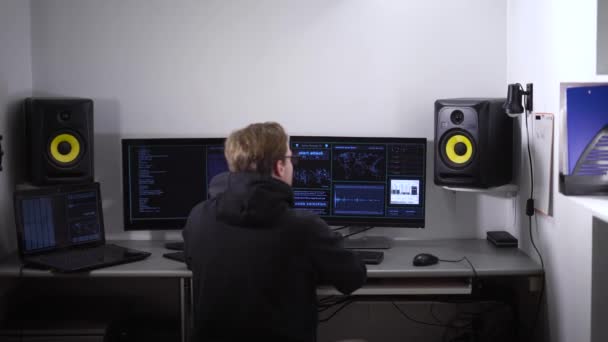 Professionell hacker knäckt koden och trängde igenom till servern med en stor databas. En framgångsrik cyberattack i underjordiska office. Ett stort antal datorutrustning är på bordet. — Stockvideo