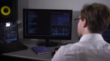 Ofis çalışanı, bu gibi uzman yapan gizli servis Web sitesi programlama. Adam değil tıraş için bir kaç gün gözleri, siyah çerçeveli gözlük, vücut üzerinde beyaz bir gömlek,