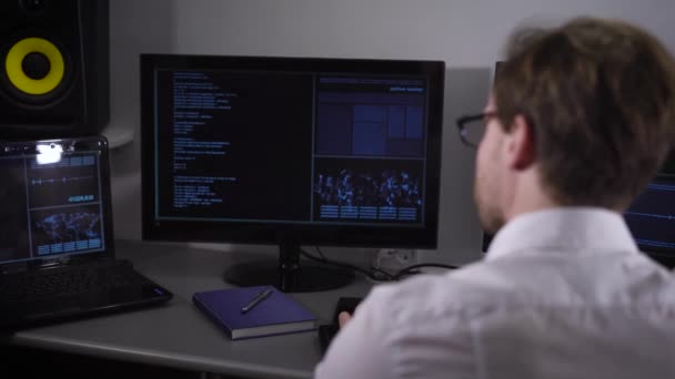Office worker, like IT specialists engaged in programming the Secret Service website. In his eyes, glasses with black frames, a white shirt on the body, the man had not shaved for a few days — Stock Video