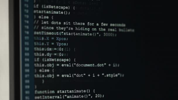 Computerpublikum. Auf Monitoren werden Codes eingegeben. der Quellcode die Hauptkomponente für den Prozess der Software. ohne Quellcode irgendeines Teils an, die Portierung ist zu schwierig. — Stockvideo