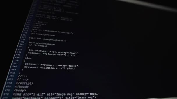 Um dos usuários de PC está usando o software para criar um novo programas hakkerskoy. Quem-Isso codifica o conteúdo do documento, alterando o teste de escrita logorifmicheky linguagem . — Vídeo de Stock
