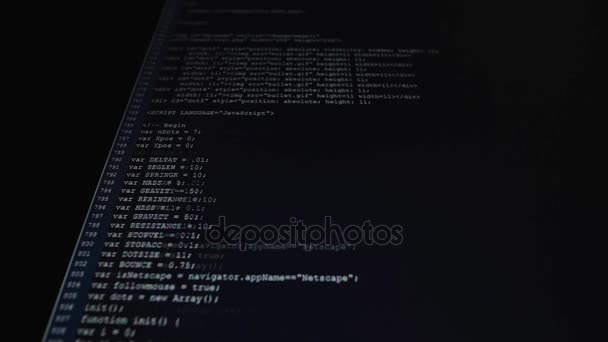 Het proces van het schrijven van een computerprogramma op een computerscherm. Tekst is ingevoerd en snel naar boven verplaatst. Een groot aantal rijen van symbolen. Werken op de software. — Stockvideo